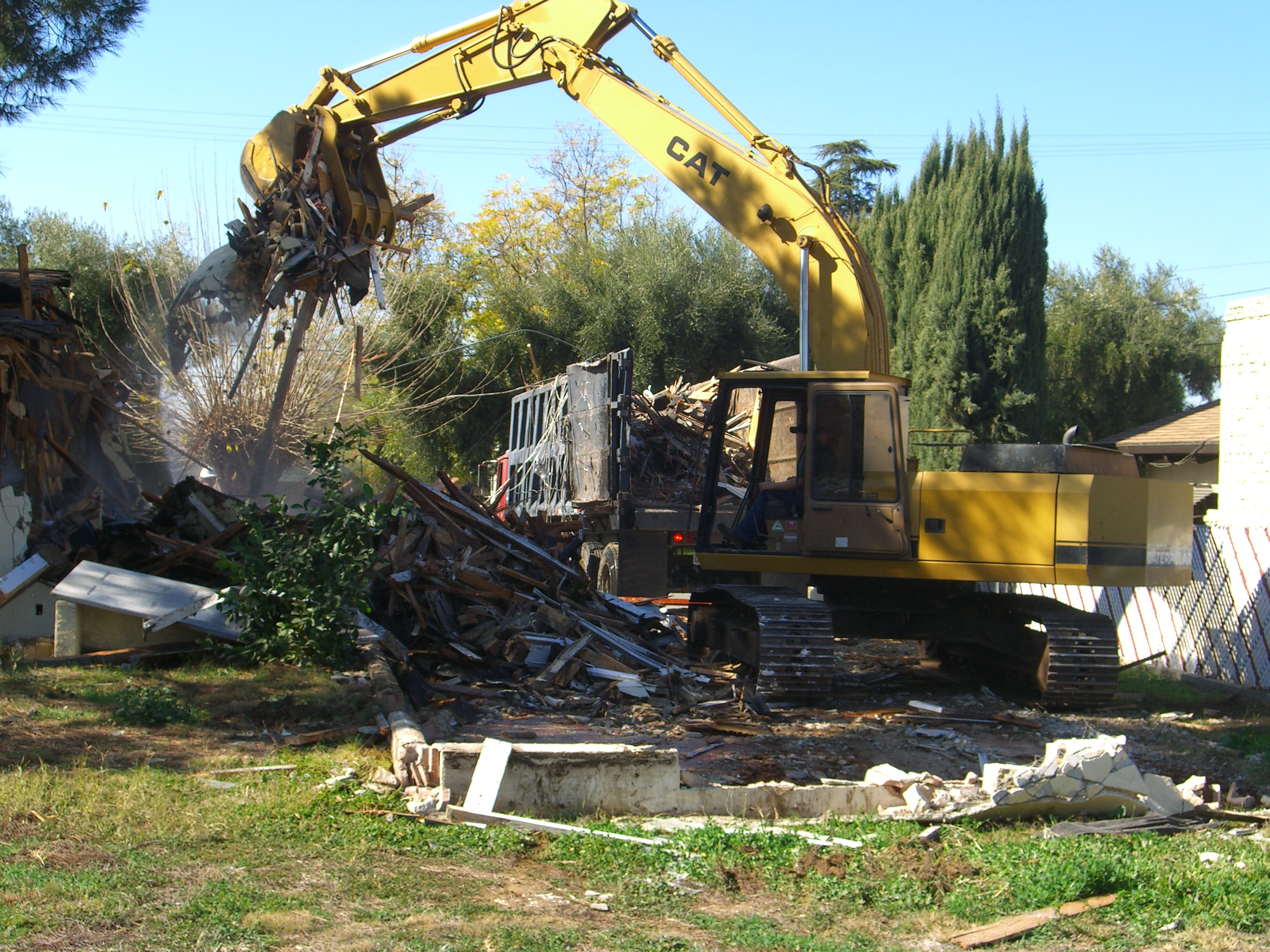 Big CAT Excavator Cleaning Up A Junk Pile